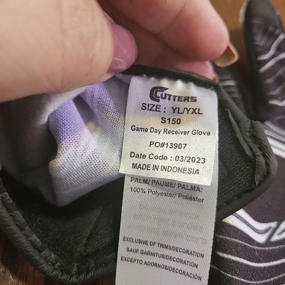 Cutters Game Day Receiver Youth Sports Gloves Black Topo - Picture 9 of 15